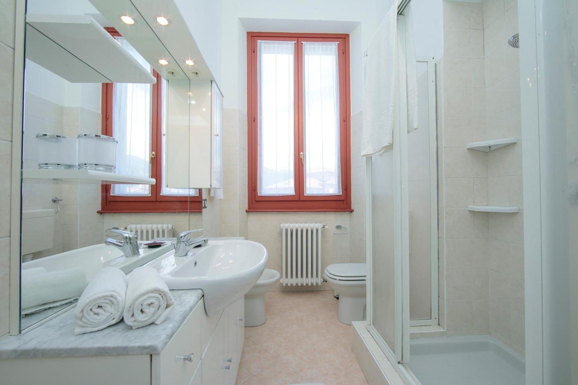 Residenza Oleandro Lake View Luino Center - Happy Rentals Luaran gambar